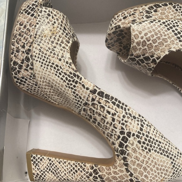 Fergie MAGNIFICENT Retro Platform Peeptoe
Chunky Heels - Picture 3 of 12